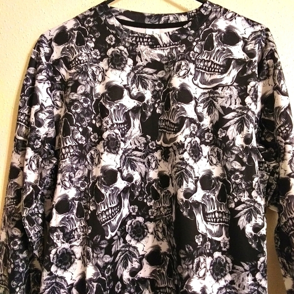NWOT Skull Shirt Size Small - Picture 3 of 8